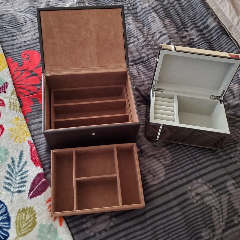Jewelry boxes sold separately
